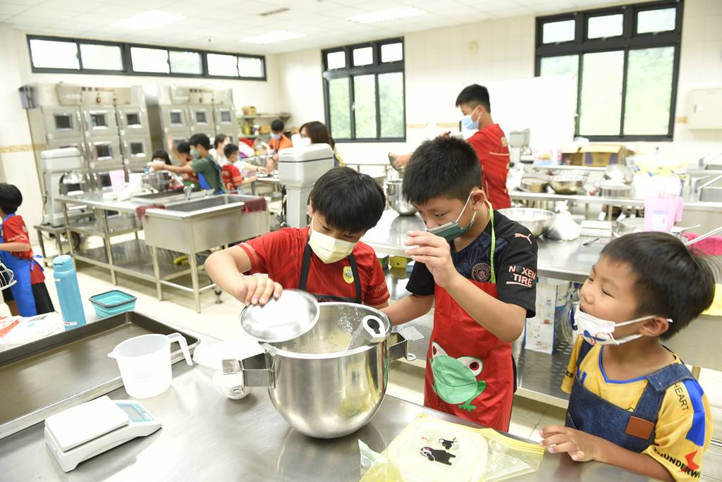 埔里山城2022足球夏令營烘焙課讓小球員親手操作，料理足球造型麻糬麵包與巧克力餅乾。