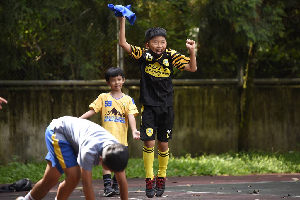 埔里山城2022足球夏令營足球專業課程，小球員玩遊戲優勝開心地跳起來。