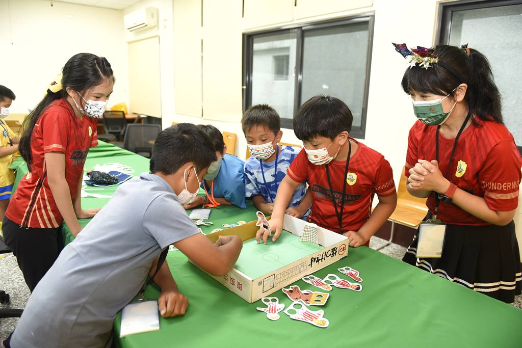 埔里山城2022足球夏令營足球英文課，Flora老師帶領小球員製作手工足球檯，並進行一對一的PK賽。