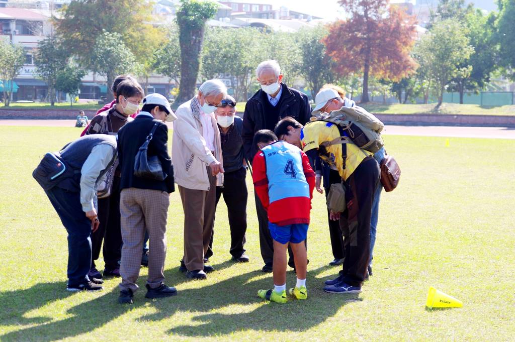 諾貝爾獎得主，前中研院長李遠哲先生一行人參訪PULI FC埔里山城足球俱樂部，過程中關心特殊兒的學習狀況。（陳里維攝）
